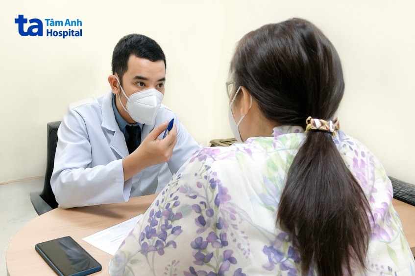 bác sĩ tùng tư vấn giảm cân cho người bệnh