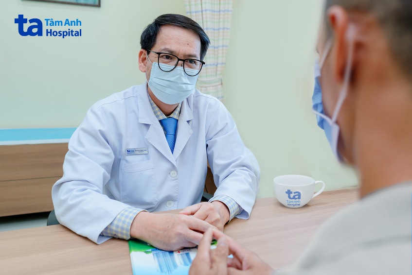 bác sĩ vinh tư vấn cho bệnh nhân