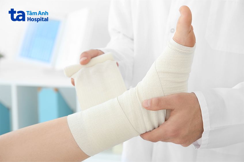 Băng quấn vùng cổ chân bị đau