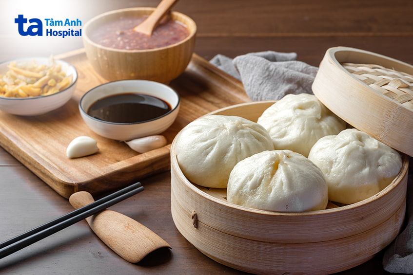 Món bánh bao hấp truyền thống trên mẹt tre, món ăn quen thuộc trong bữa sáng