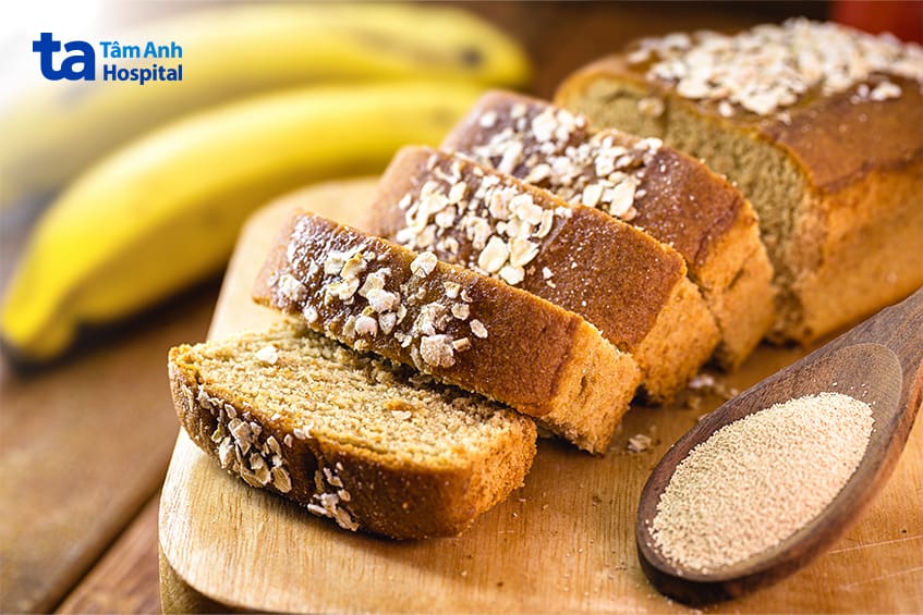 Bánh chuối yến mạch cắt lát đặt trên thớt gỗ, thích hợp cho người tiểu đường