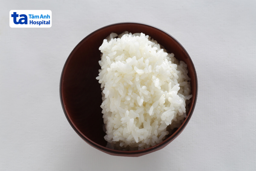 Bát cơm trắng đơn giản trên nền trắng, hình ảnh thực phẩm chứa tinh bột