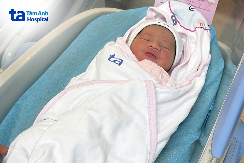 Bé ChiChi, con gái vợ chồng anh Hùng chị Thu khi mới chào đời