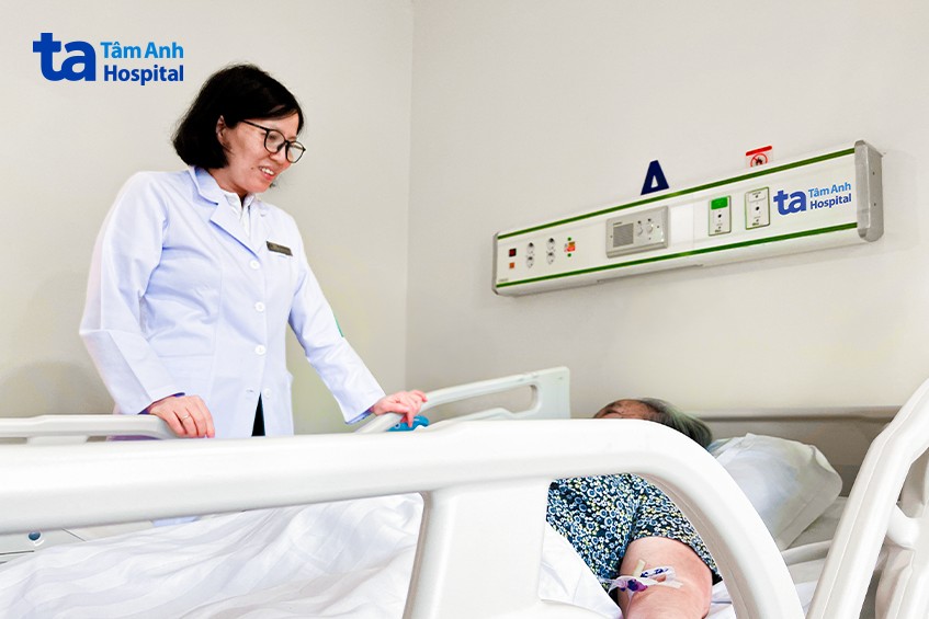 Bác sĩ Bình hỏi thăm sức khỏe bệnh nhân sau hai tuần điều trị