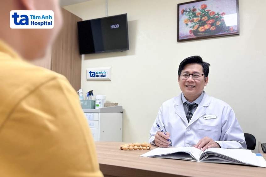 ThS.BS.CKII Dương Quang Huy đang tư vấn trữ đông tinh trùng cho bệnh nhân