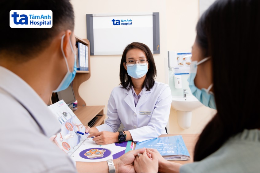Bác sĩ Hạnh khám và tư vấn cho một cặp đôi