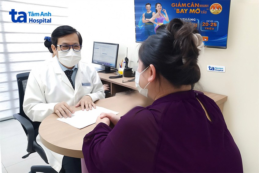 TS.BS Lâm Văn Hoàng đang tư vấn liệu trình giảm cân cho chị Vy