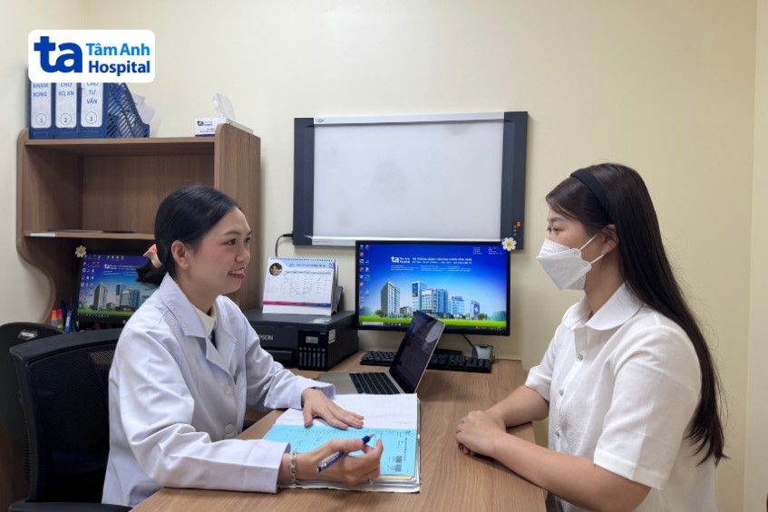 Bác sĩ Kha khám và tư vấn cho một phụ nữ vô sinh do viêm nội mạc tử cung mãn tính
