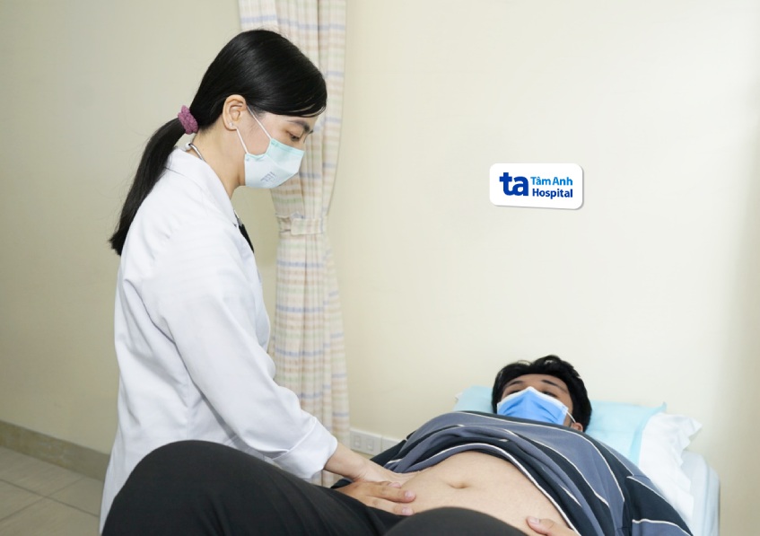 bác sĩ Ngân khám cho bệnh nhân H