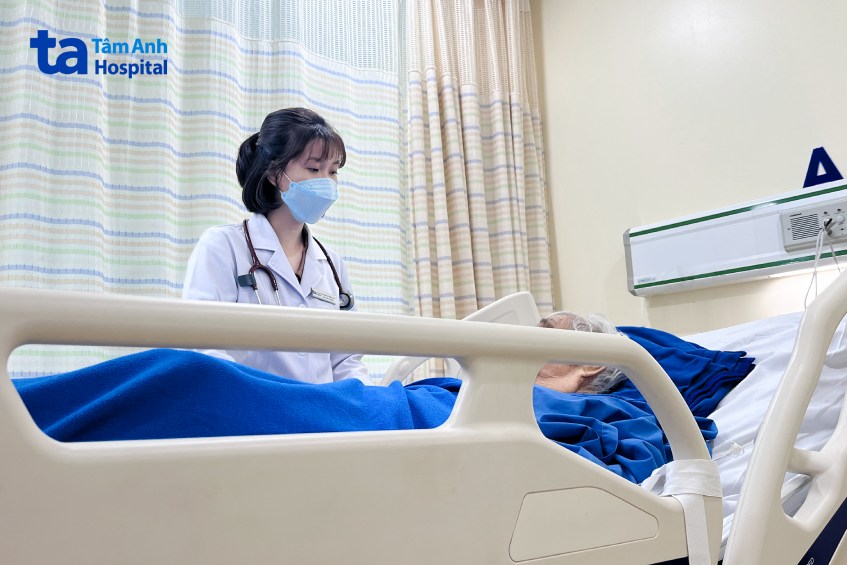 Bác sĩ Ngọc Anh hỏi thăm sức khỏe bệnh nhân trước lúc xuất viện