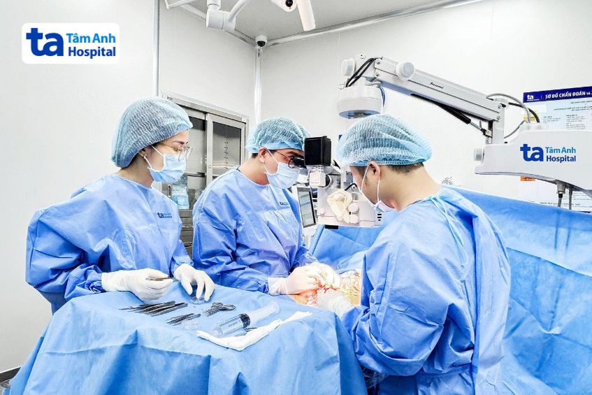 Bác sĩ Nguyễn Quang Vinh (giữa) cùng êkíp vi phẫu micro-TESE tìm thấy tinh trùng cho người bệnh