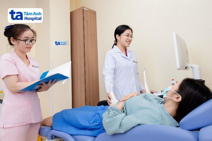 Bác sĩ Vân Anh siêu âm cho một người bệnh