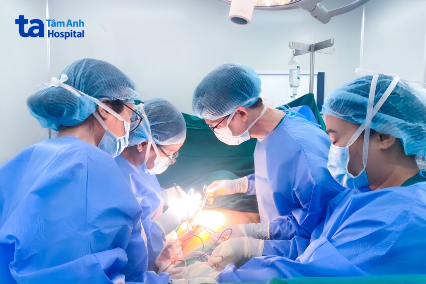 các bác sĩ cùng ekip đang phẫu thuật cho người bệnh