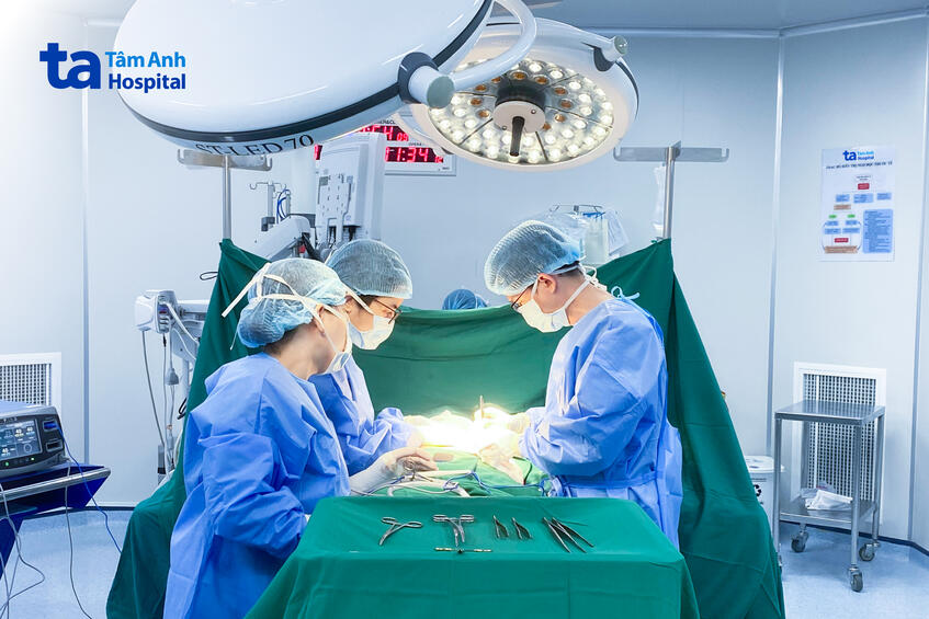 các bác sĩ đang phẫu thuật cho chị lan