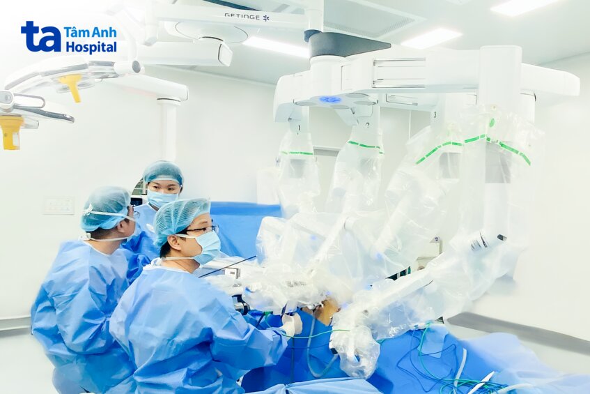 các bác sĩ đang phẫu thuật