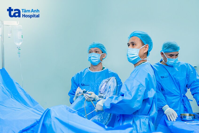 các bác sĩ đang thực hiện nội soi