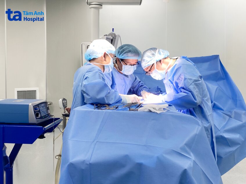 các bác sĩ thực hiện phẫu thuật cắt tinh hoàn trái