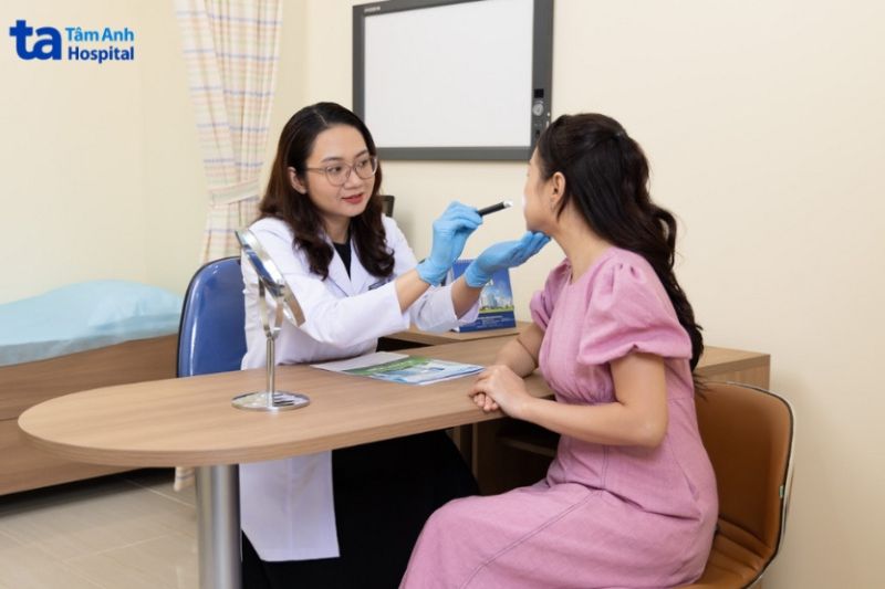 bác sĩ hoàng dung bệnh viện tâm anh đang tư vấn da cho khách hàng