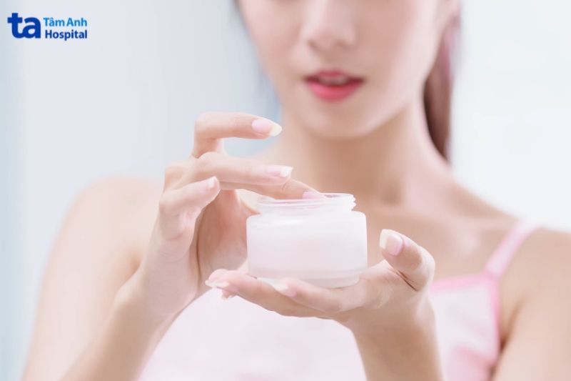 chọn sản phẩm chứa ceramide glycerin hyaluronic acid để chăm da khô