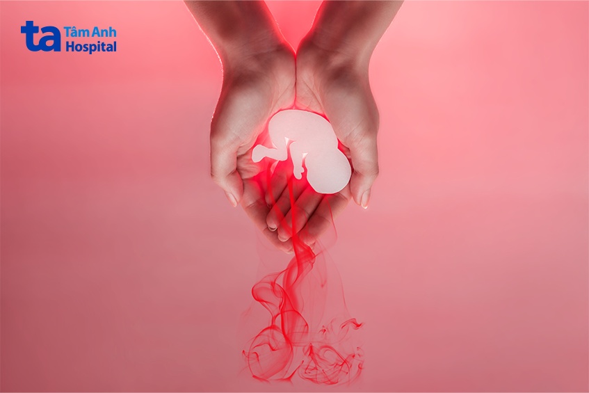 Cần đến gặp bác sĩ ngay khi ra máu nhiều, kèm đau bụng, sốt, chóng mặt hoặc khí hư bất thường