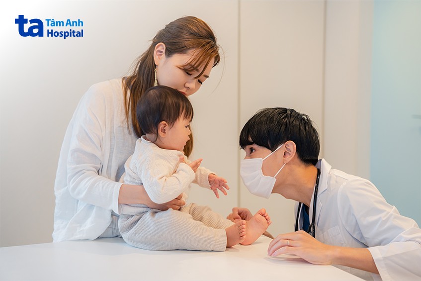 Cha mẹ nên thăm khám sức khỏe định kỳ cho bé