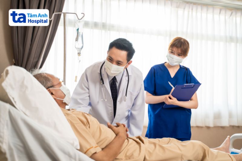 bác sĩ thăm khám bệnh nhân định kỳ