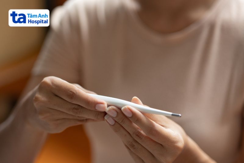 đo thân nhiệt để theo dõi diễn tiến bệnh