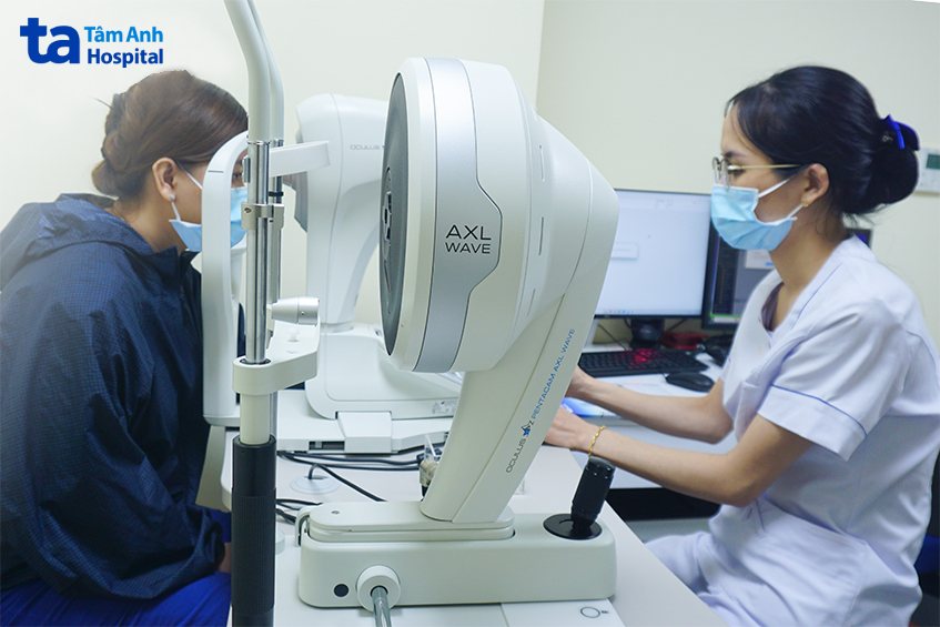 chị anh được đo độ bền sinh học giác mạc