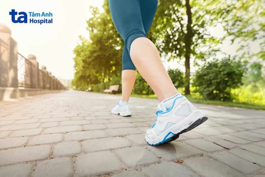 Chị em có thể đi bộ chậm để cải thiện tình trạng táo bón