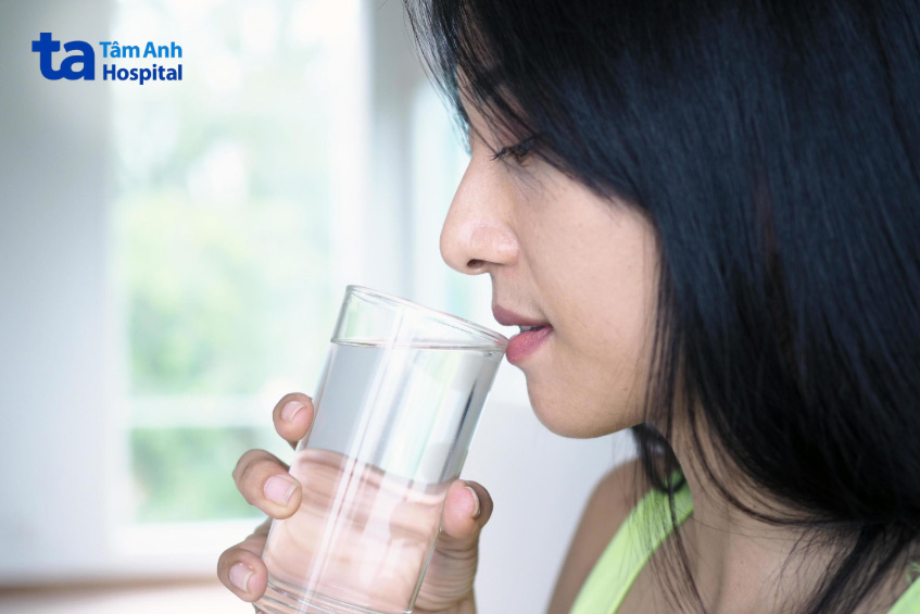 Chị em nên bù đủ lượng nước mất đi khi bị tiêu chảy ở giai đoạn này