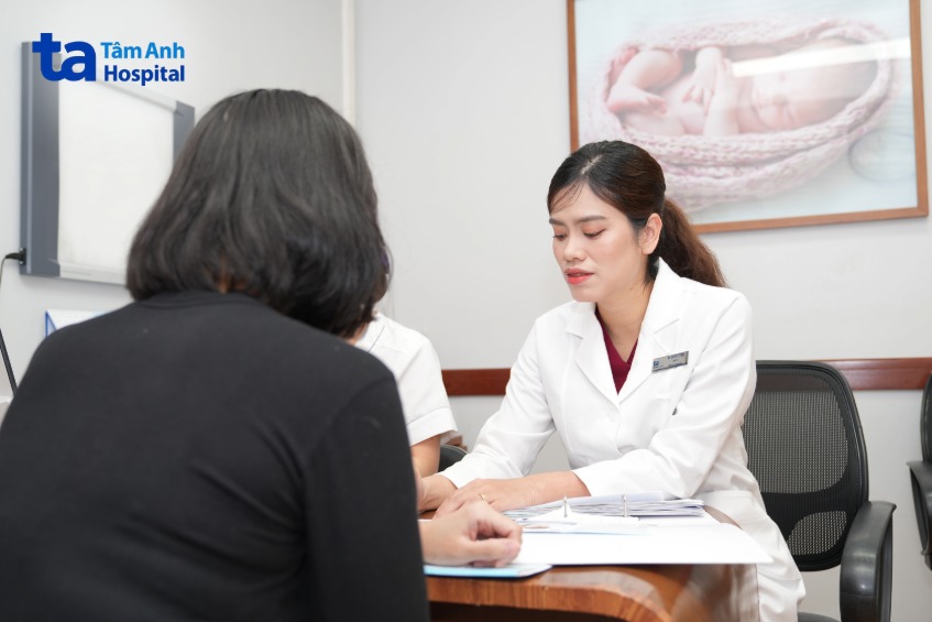 Chị em nên đến gặp bác sĩ khi ra dịch nâu nhiều, có mùi hôi