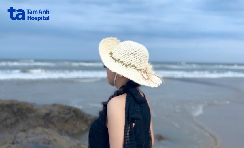 chị uyên đi biển sau xóa cận