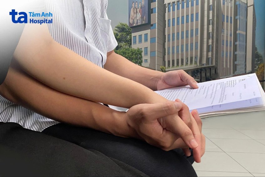 chồng chị m nắm tay động viên vợ