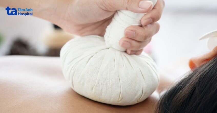 chườm lạnh để giảm đau