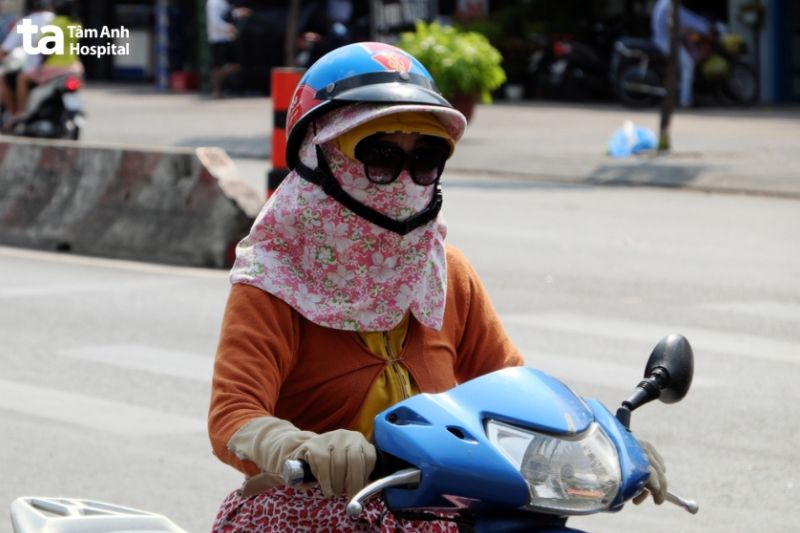 sau liệu trình cần che chắn kỹ trước khi ra đường