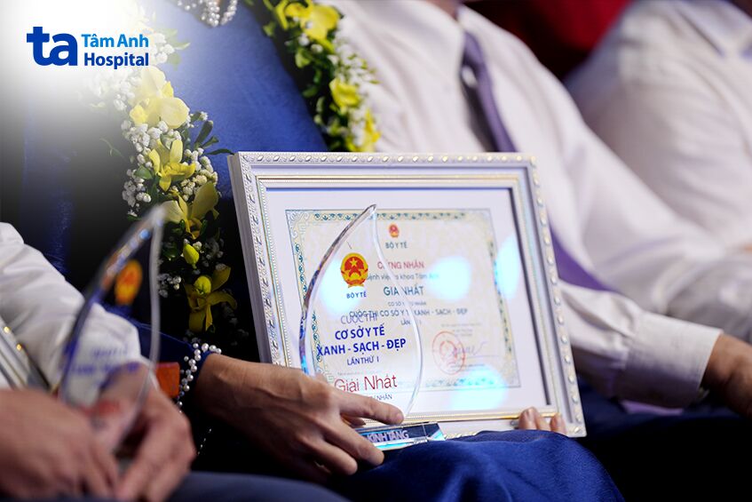 cúp và bằng khen vinh danh giải thưởng