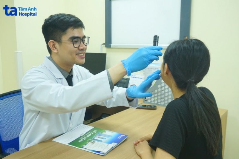 bác sĩ trí ở bệnh viện đa khoa tâm anh đang kiểm tra da cho khách hàng