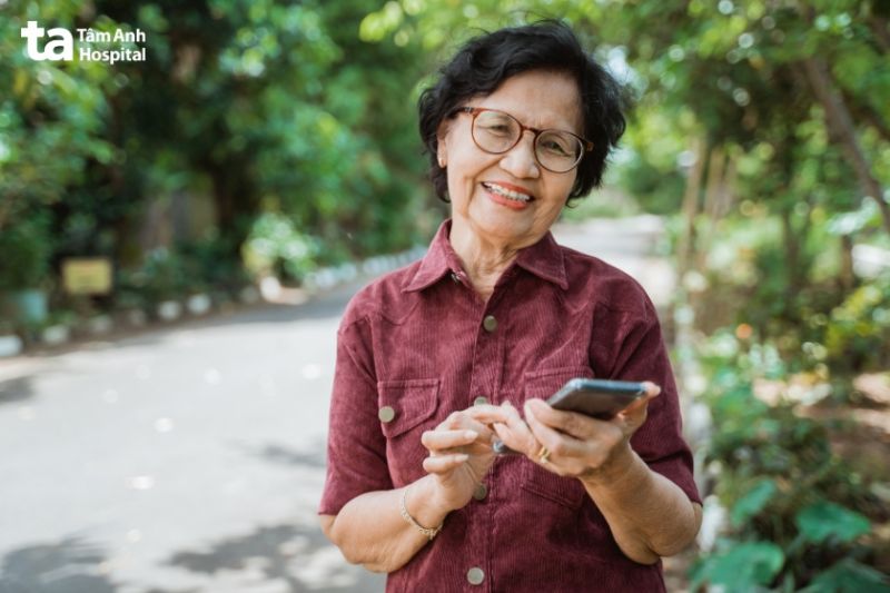 ở người lớn tuổi làn da sẽ dễ bị khô hơn