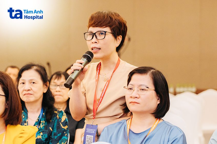 đặt câu hỏi tại hội nghị