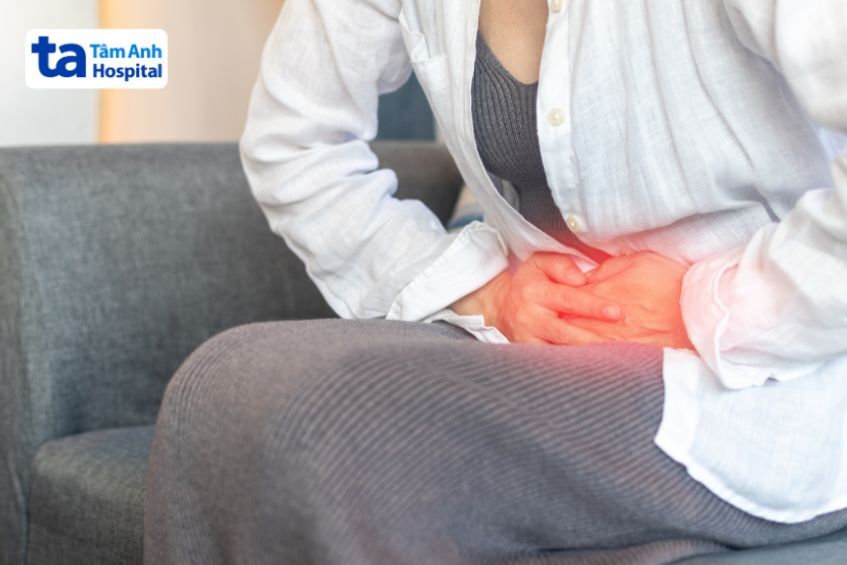 Đau bụng đột ngột dữ dội là dấu hiệu thường gặp