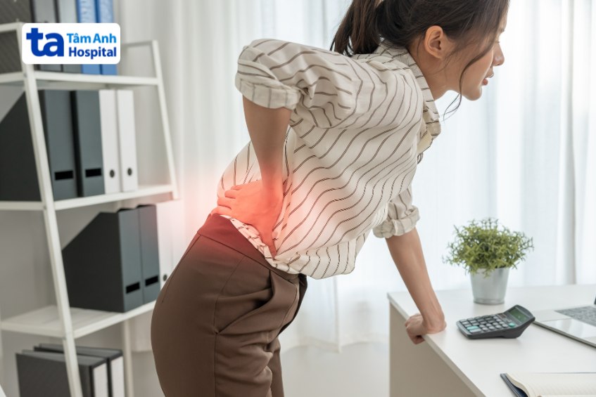đau đột ngột ở thắt lưng là biểu hiện chính