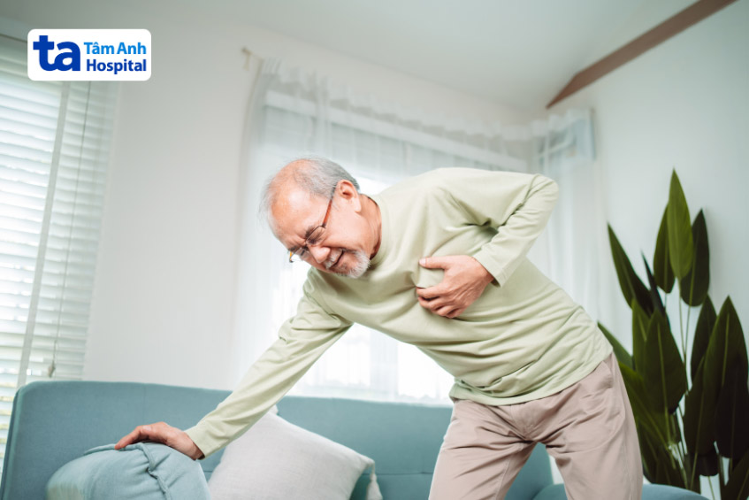 Đau ngực là triệu chứng phổ biến của người bệnh có mạch vành bị hẹp
