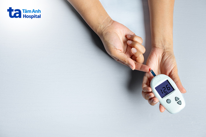 Người bệnh tiểu đường đang đo đường huyết bằng máy đo cá nhân tại nhà