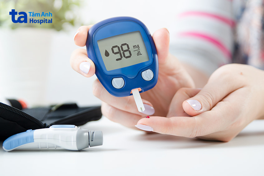 Người bệnh tiểu đường đang kiểm tra đường huyết bằng máy đo cầm tay