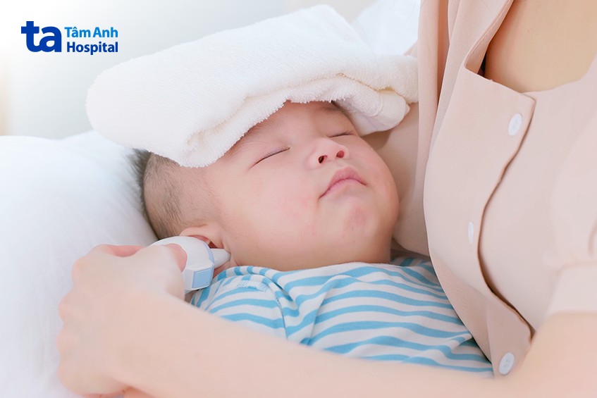 Đưa trẻ đến bệnh viện khi trẻ sốt cao kèm biểu hiện da xanh, tím tái
