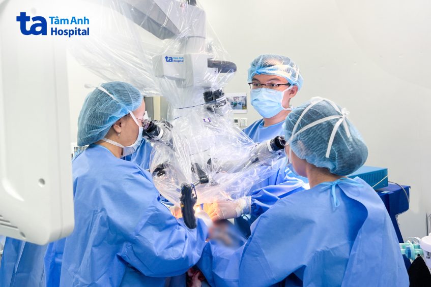 dùng kính vi phẫu tìm dây thần kinh số 7