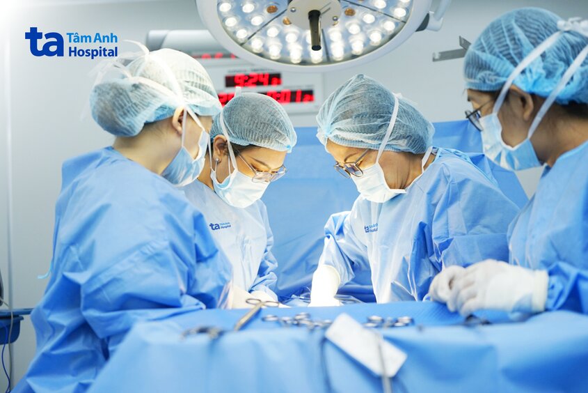 ê kíp đang phẫu thuật lấy ổ áp xe