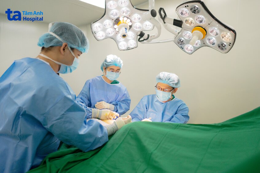 ê kíp và bác sĩ thực hiện ca phẫu thuật