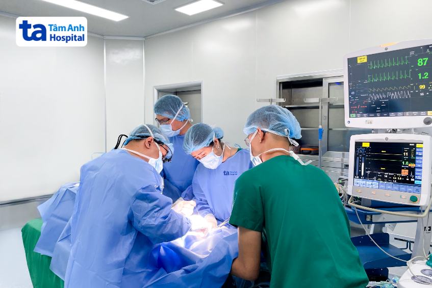 Ekíp bác sĩ phẫu thuật cho bệnh nhi