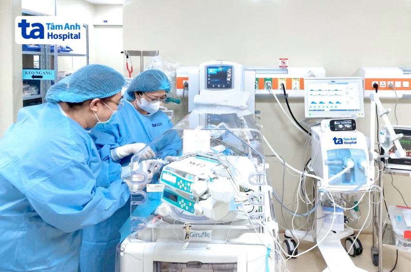 Êkíp chăm sóc trẻ sinh non trong NICU